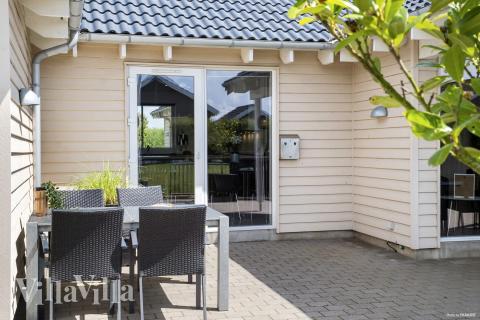 Luksushus nr. 315 har en dejlig terrasse med gode havemøbler til 18 personer.