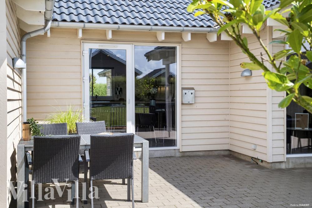 Luksushus nr. 315 har en dejlig terrasse med gode havemøbler til 18 personer.