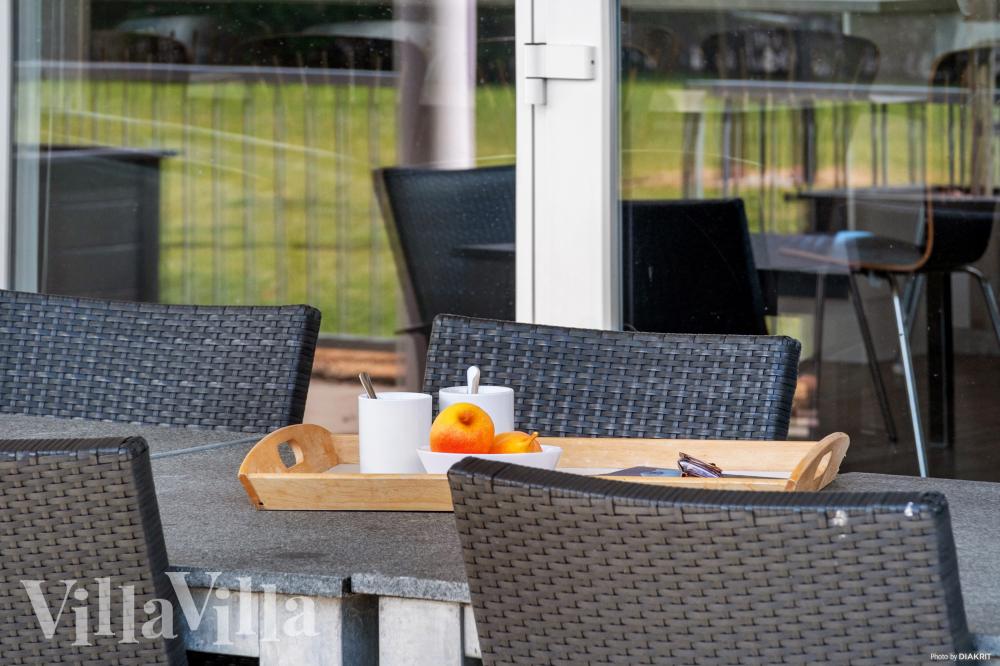 På terrassen i sommerhus nr. 315 er der plads til 18 personer.