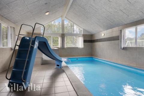 Sommerhus 429 er indrettet med en lækker poolafdeling med vandrutsjebane, dejlig stor indbygget spabad og sauna