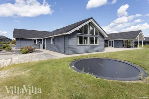 I det attraktive aktivitesrum i luksushus nr. 429 i Limfjorden  er der masser af udendørs aktiviteter, f.eks. legetårn og gynge