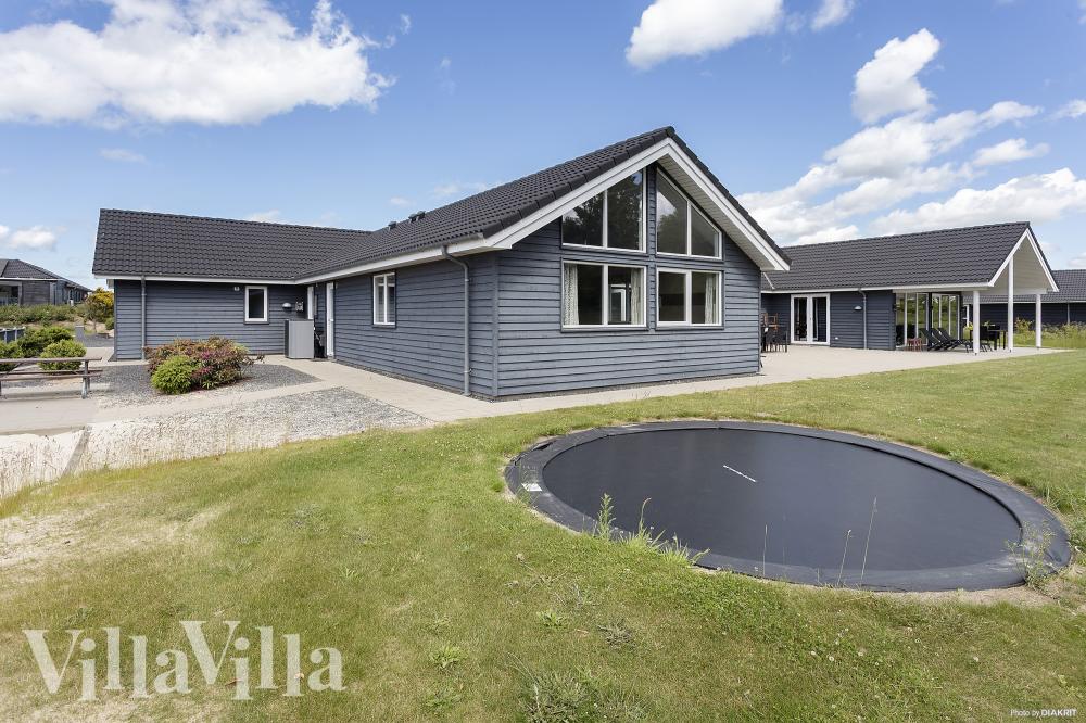 I det attraktive aktivitesrum i luksushus nr. 429 i Limfjorden  er der masser af udendørs aktiviteter, f.eks. legetårn og gynge