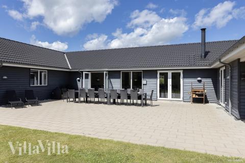 Nyd en grillaften på terrassen i luksushus nr. 429 i Limfjorden