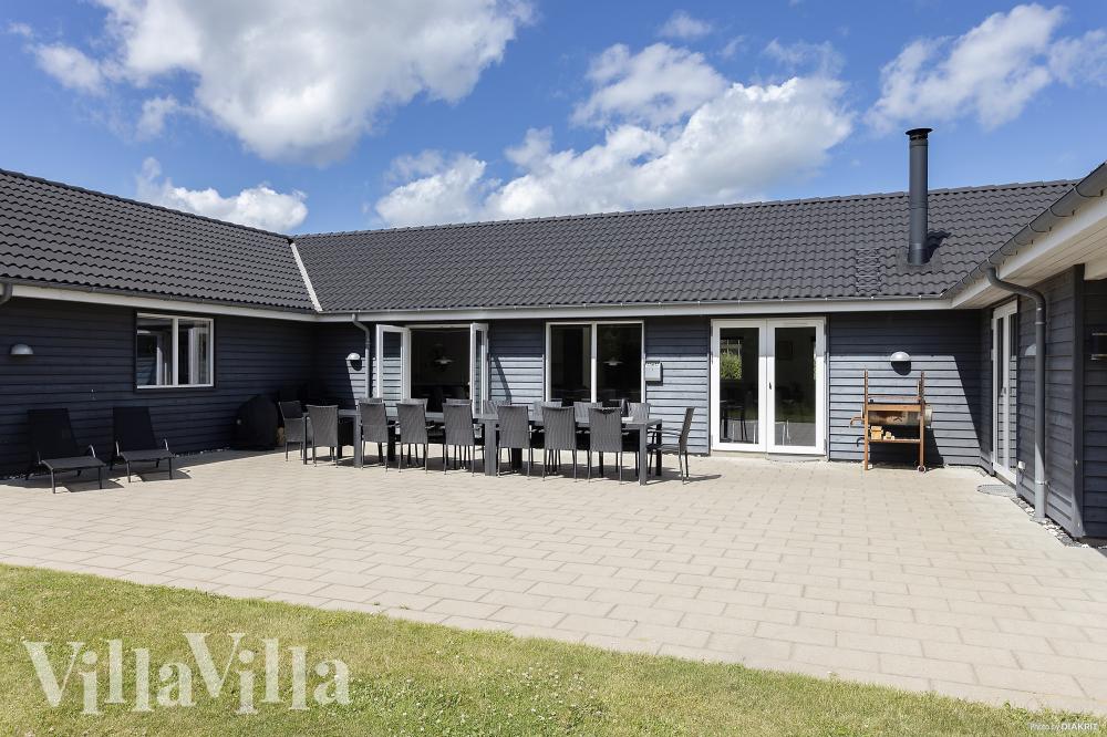 Nyd en grillaften på terrassen i luksushus nr. 429 i Limfjorden