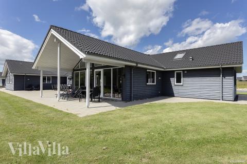 På terrassen i sommerhus nr. 429 er der plads til 30 personer.