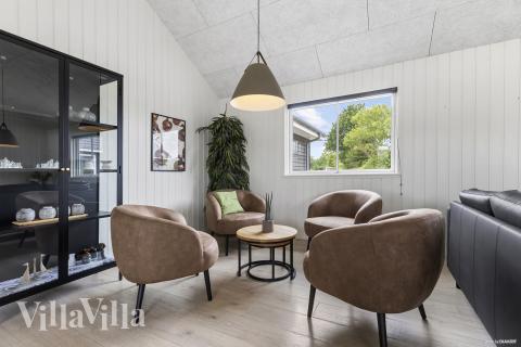 Der er mulighed for hygge i sommerhusets sofaarrangement, når I besøger luksushus nr. 491
