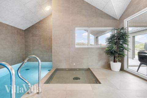 Sommerhus 929 er indrettet med en lækker poolafdeling med vandrutsjebane, dejlig stor indbygget spabad og sauna