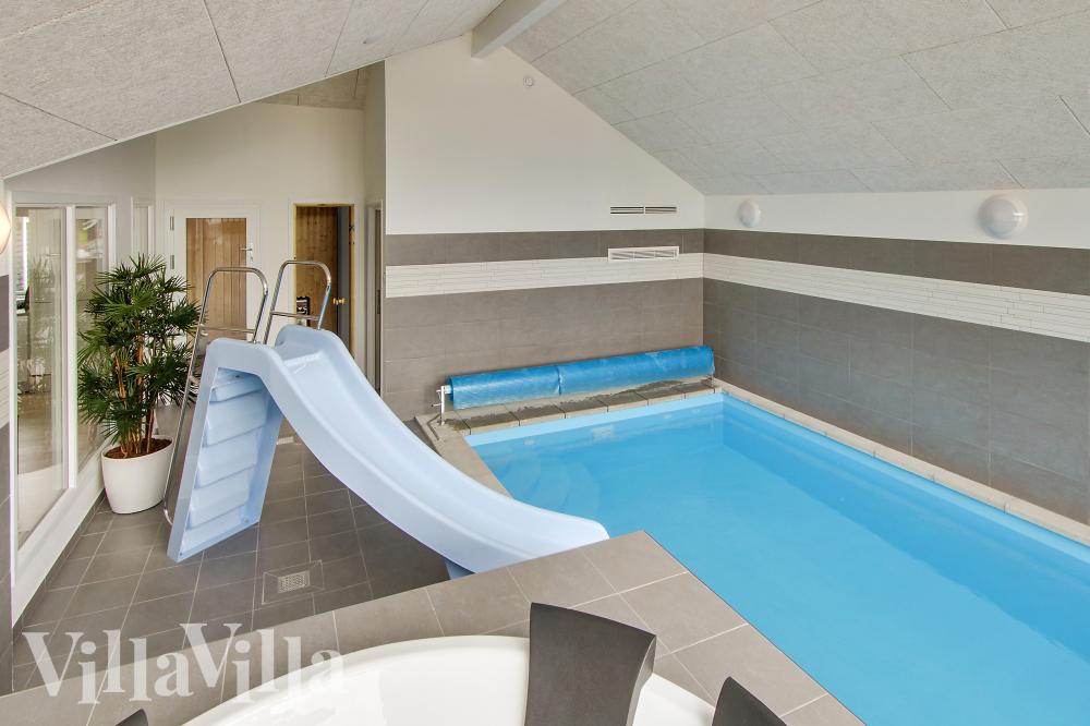 Sommerhus 355 er indrettet med en lækker poolafdeling med vandrutsjebane, dejlig stor indbygget spabad og sauna