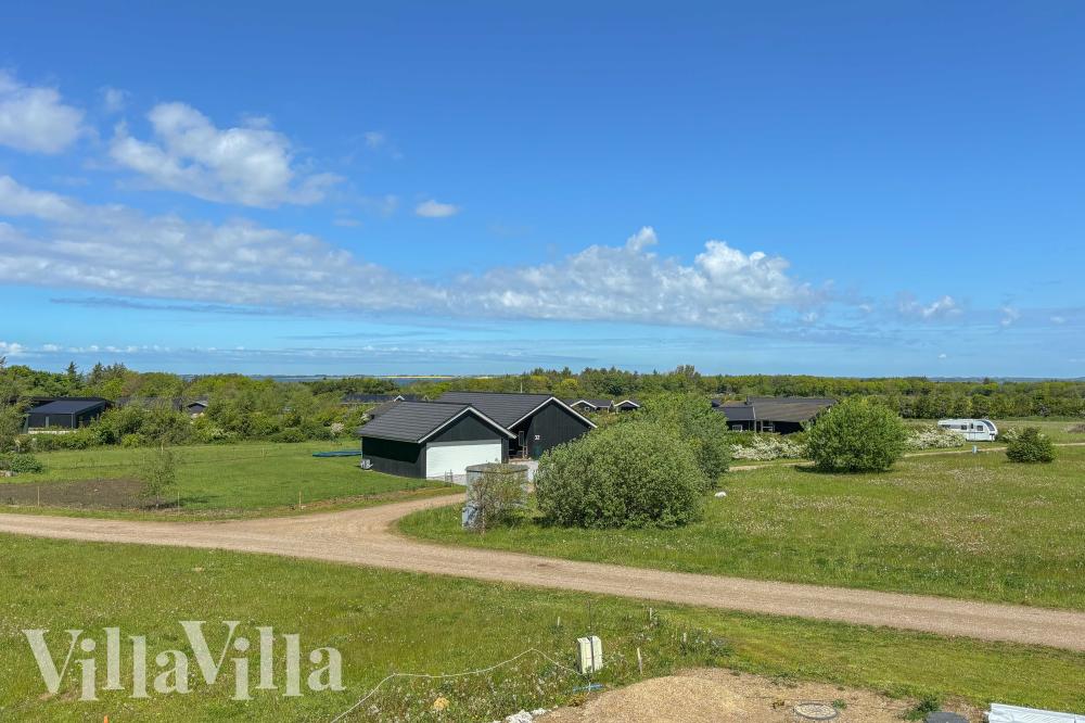Det skønne område Limfjorden indbyder til et ophold i luksushus nr. 981.