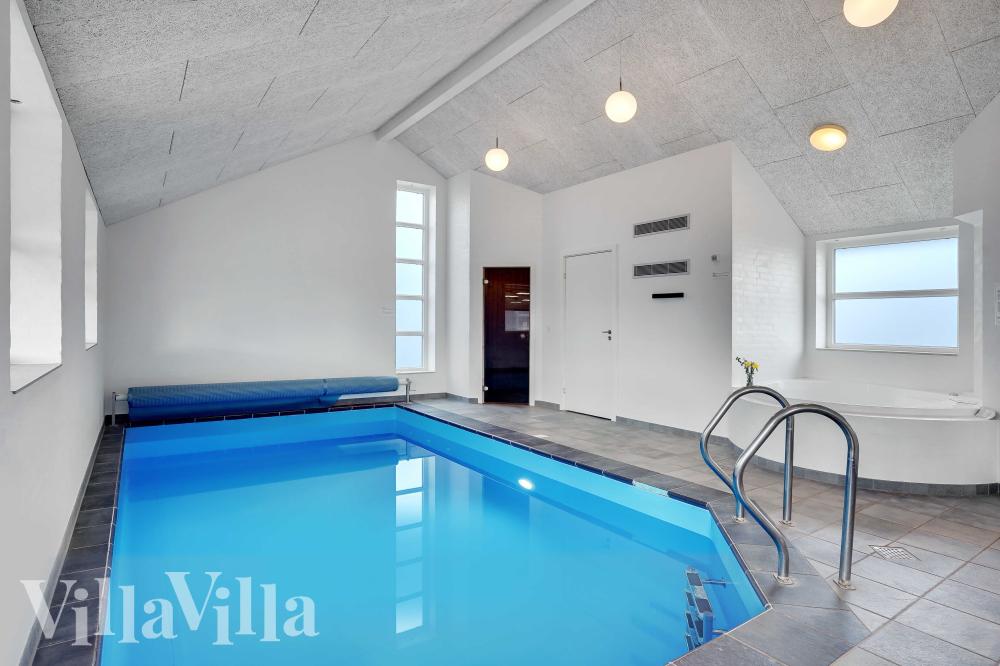 Sommerhus 983 er indrettet med en lækker poolafdeling med vandrutsjebane, dejlig stor indbygget spabad og sauna