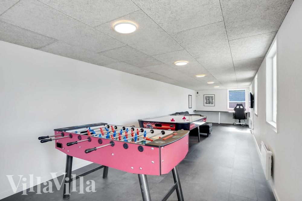 Ud over de mange timer, man kan bruge i husets pool-afdeling, så byder luksushus 983 også på billard/bordtennis og dart