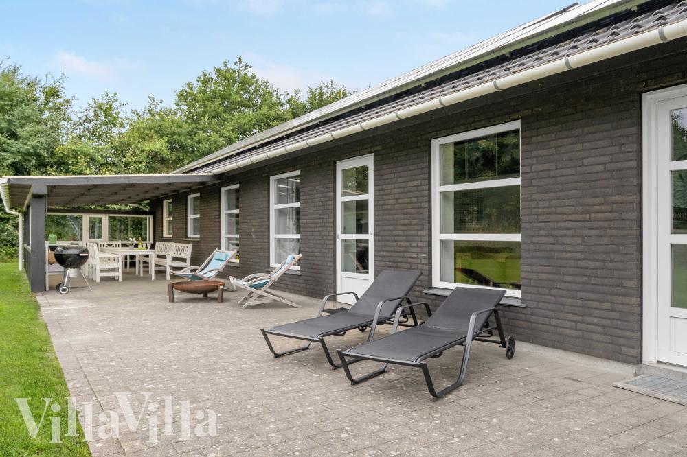 Nyd en grillaften på terrassen i luksushus nr. 983 i Vestjylland