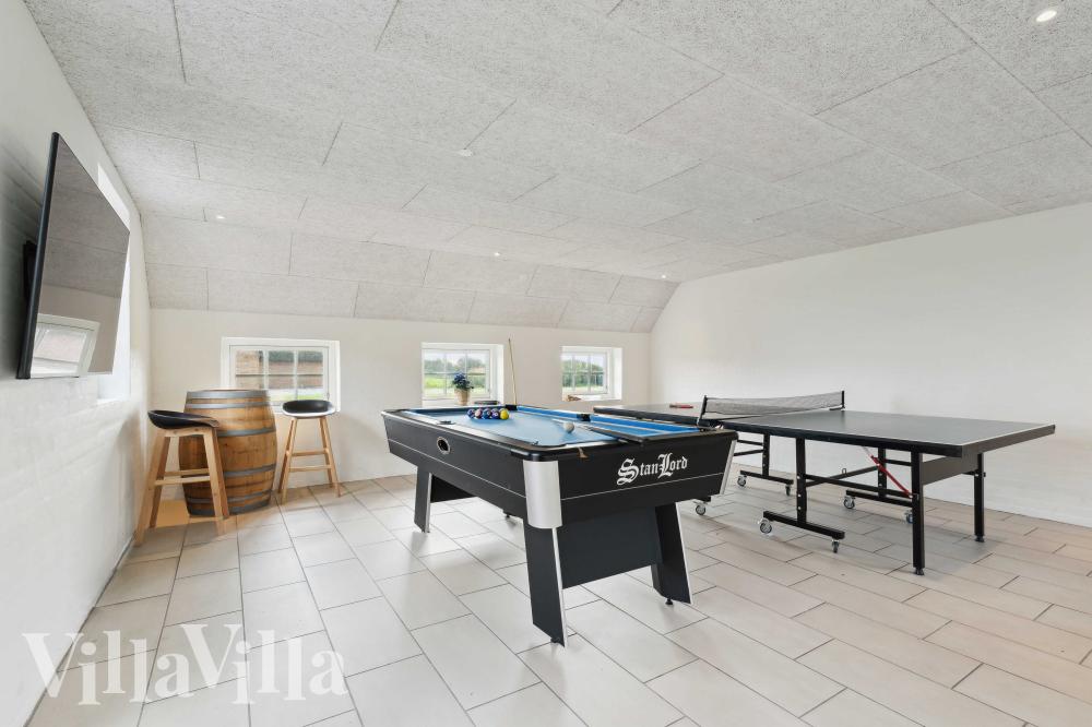 Ud over de mange timer, man kan bruge i husets pool-afdeling, så byder luksushus 982 også på billard/bordtennis og dart