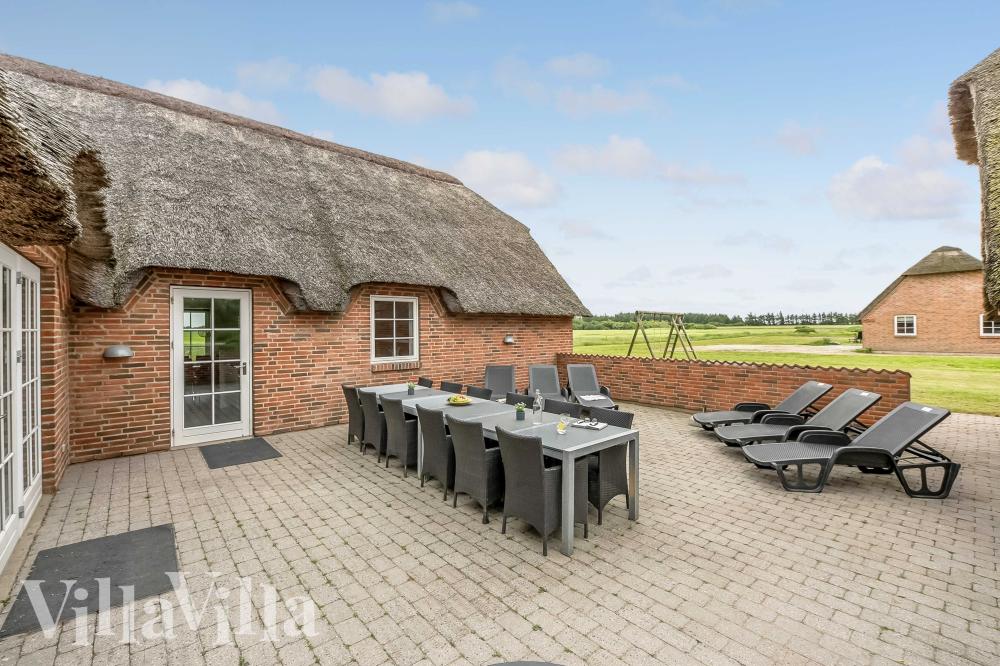 Luksushus nr. 982 har en dejlig terrasse med gode havemøbler til 18 personer.