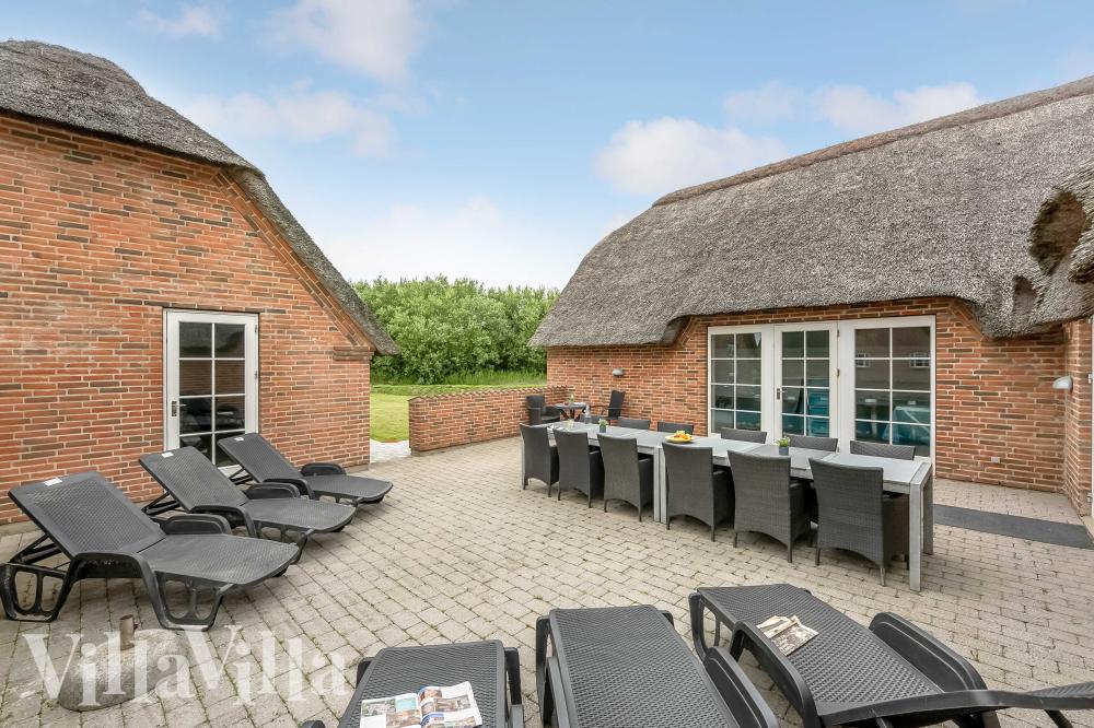 Nyd en grillaften på terrassen i luksushus nr. 982 i Vestjylland