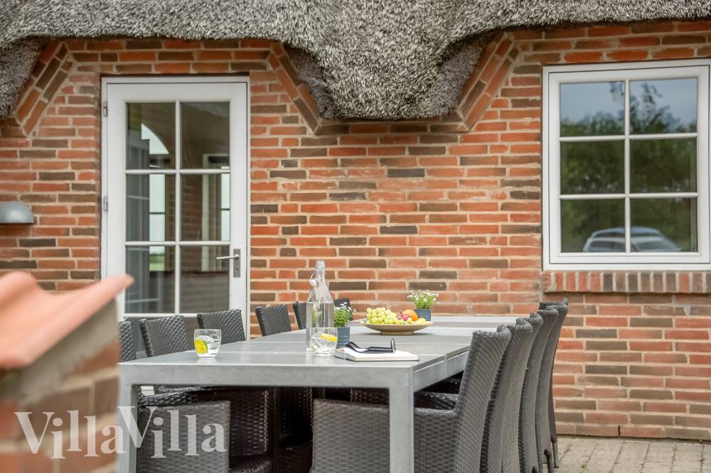 På terrassen i sommerhus nr. 982 er der plads til 18 personer.