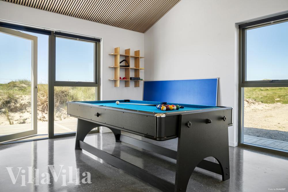Ud over de mange timer, man kan bruge i husets pool-afdeling, så byder luksushus 986 også på billard/bordtennis og dart