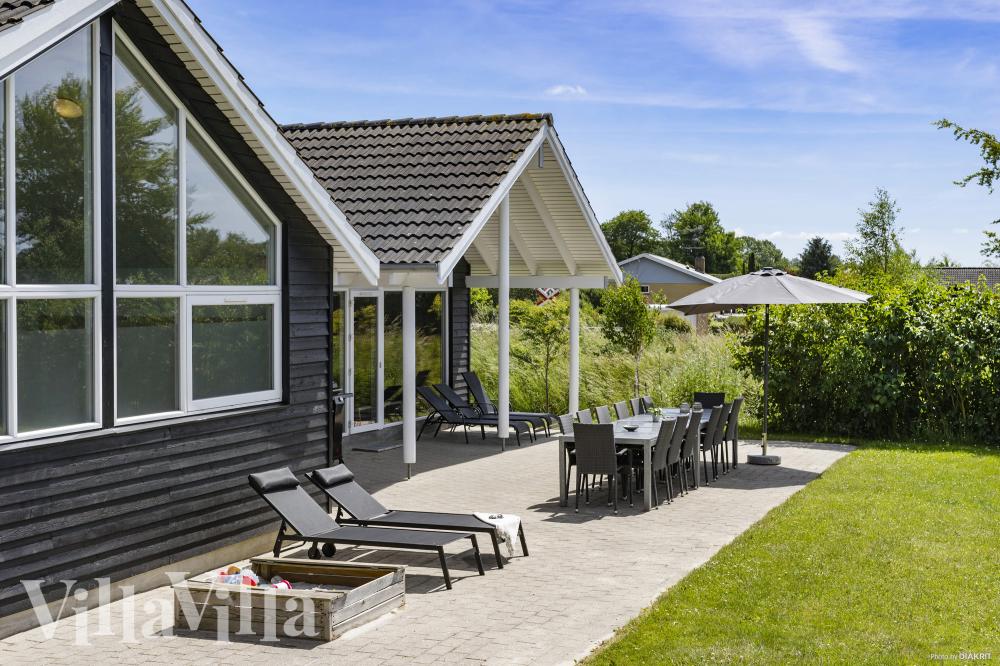 Luksushus nr. 274 har en dejlig terrasse med gode havemøbler til 16 personer.