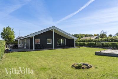 Dette skønne poolhus nr. 980 med plads til 14 personer ligger i Østjylland