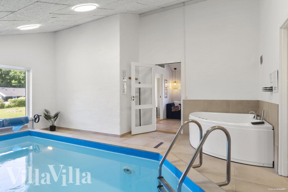 Sommerhus 980 er indrettet med en lækker poolafdeling med vandrutsjebane, dejlig stor indbygget spabad og sauna