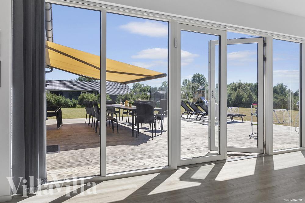 Der er mulighed for hygge i sommerhusets sofaarrangement, når I besøger luksushus nr. 969