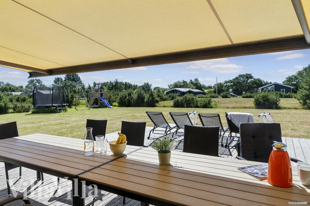 På terrassen i sommerhus nr. 969 er der plads til 12 personer.