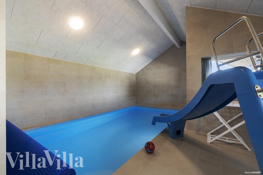 Sommerhus 932 er indrettet med en lækker poolafdeling med vandrutsjebane, dejlig stor indbygget spabad og sauna
