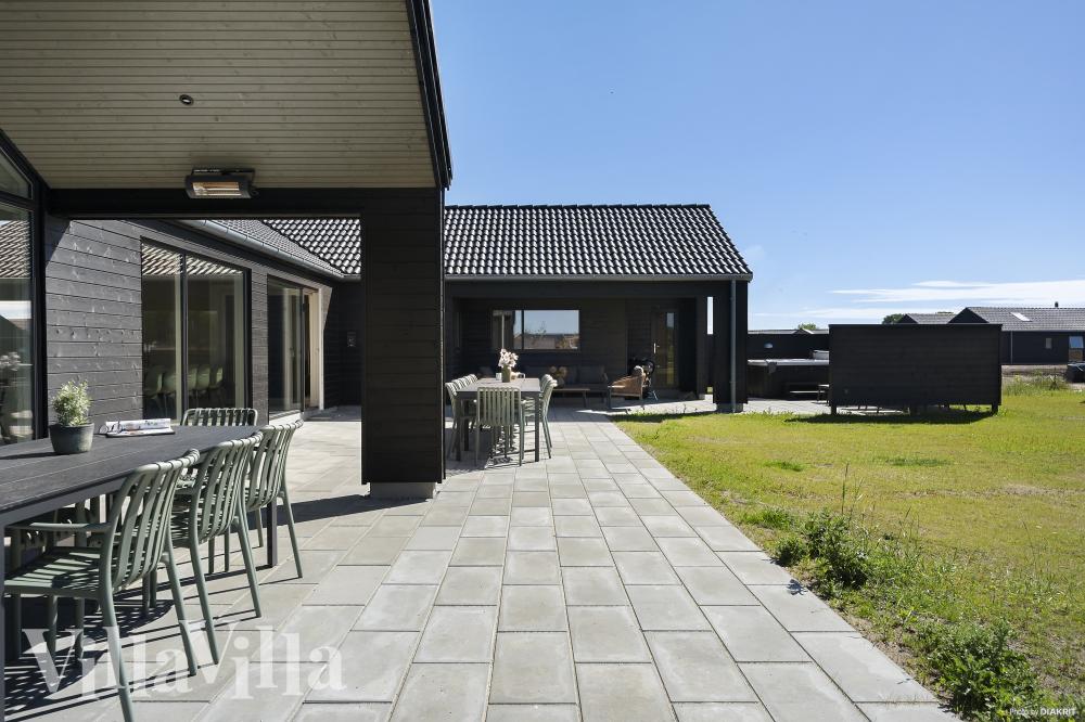 Luksushus nr. 932 har en dejlig terrasse med gode havemøbler til 20 personer.