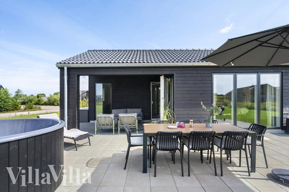 Nyd en grillaften på terrassen i luksushus nr. 942 i Fyn og øer