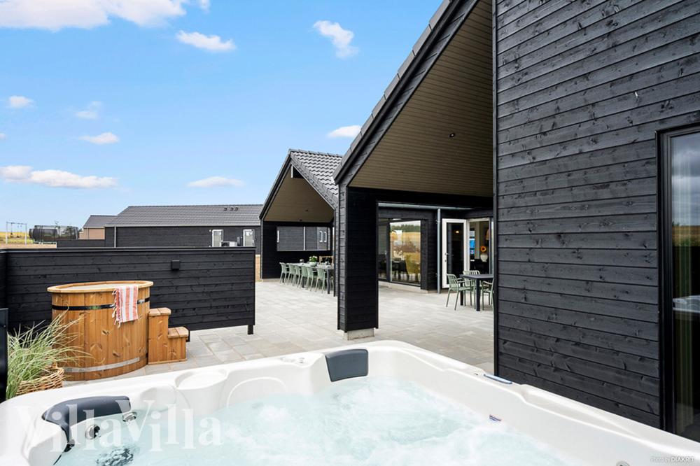 Luksushus nr. 957 har en dejlig terrasse med gode havemøbler til 16 personer.