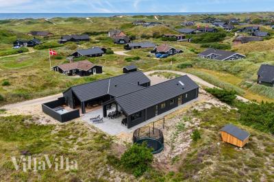 Dette skønne poolhus nr. 672 med plads til 18 personer ligger i Vestjylland
