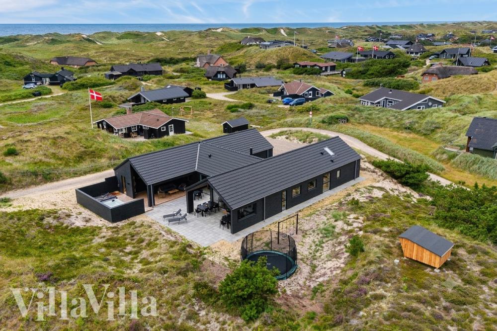 Dette skønne poolhus nr. 672 med plads til 18 personer ligger i Vestjylland