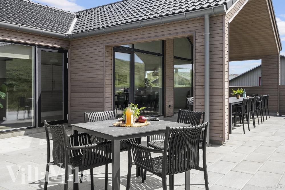 Nyd en grillaften på terrassen i luksushus nr. 900 i Vestjylland