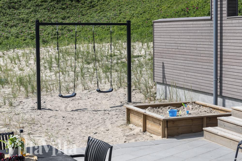 I det attraktive aktivitesrum i luksushus nr. 900 i Vestjylland  er der masser af udendørs aktiviteter, f.eks. legetårn og gynge