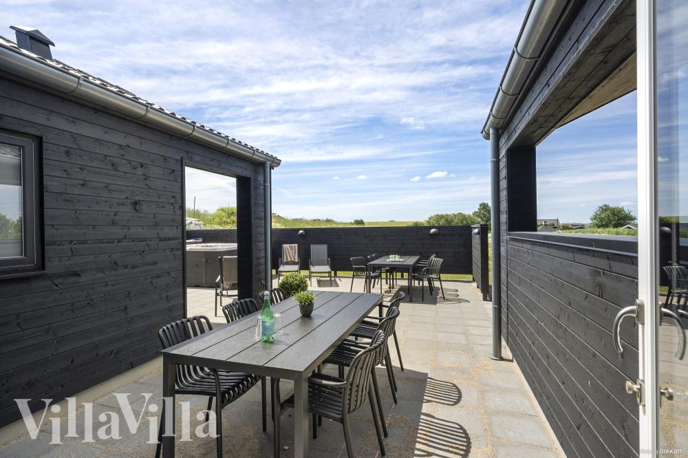På terrassen i sommerhus nr. 958 er der plads til 12 personer.