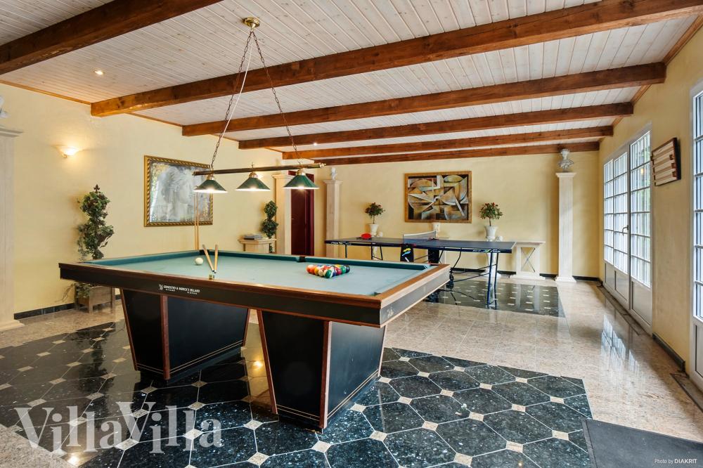 Ud over de mange timer, man kan bruge i husets pool-afdeling, så byder luksushus 951 også på billard/bordtennis og dart