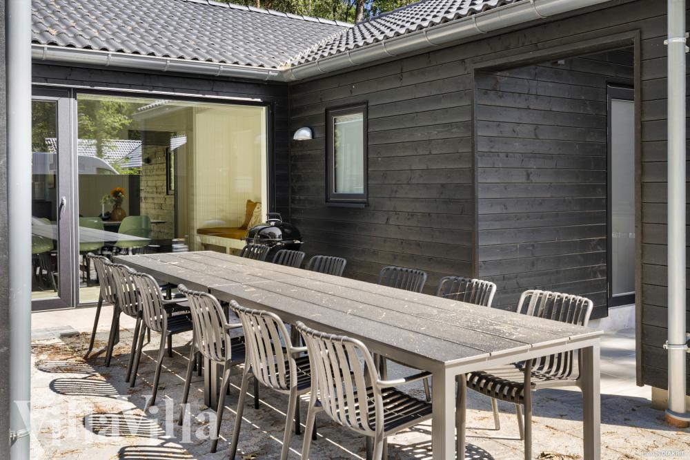På terrassen i sommerhus nr. 987 er der plads til 12 personer.