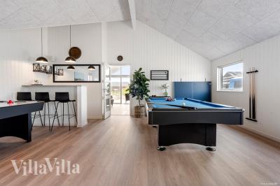Ud over de mange timer, man kan bruge i husets pool-afdeling, så byder luksushus 943 også på billard/bordtennis og dart