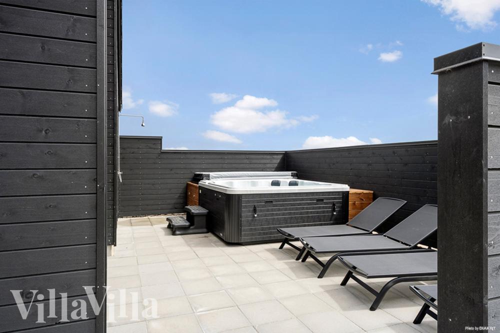 Luksushus nr. 943 har en dejlig terrasse med gode havemøbler til 18 personer.