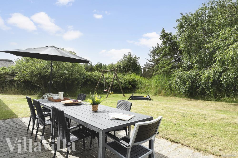 Nyd en grillaften på terrassen i luksushus nr. 974 i Vestjylland