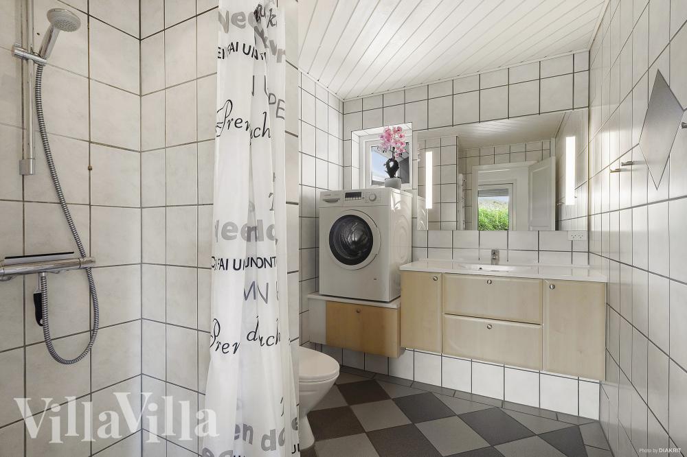 Der er bad med brus i luksushus nr. 974 til 8 personer.