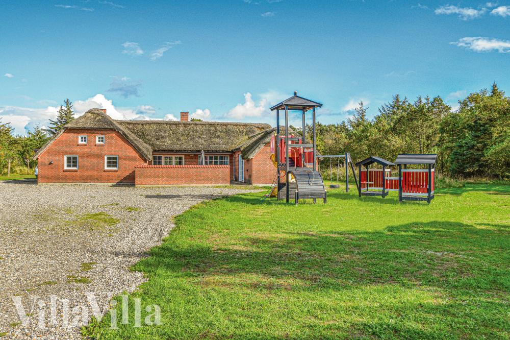 Dette skønne poolhus nr. 989 med plads til 16 personer ligger i Vestjylland