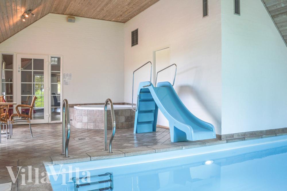 Sommerhus 989 er indrettet med en lækker poolafdeling med vandrutsjebane, dejlig stor indbygget spabad og sauna