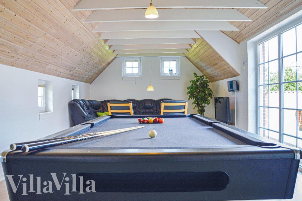 Ud over de mange timer, man kan bruge i husets pool-afdeling, så byder luksushus 989 også på billard/bordtennis og dart