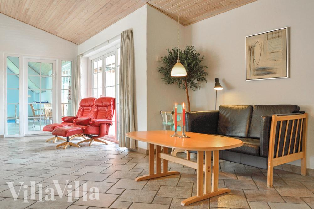 Der er mulighed for hygge i sommerhusets sofaarrangement, når I besøger luksushus nr. 989
