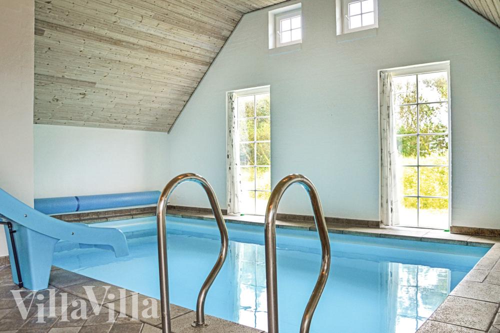 Den lækre pool i luksushuse nr. 989 til 16 personer