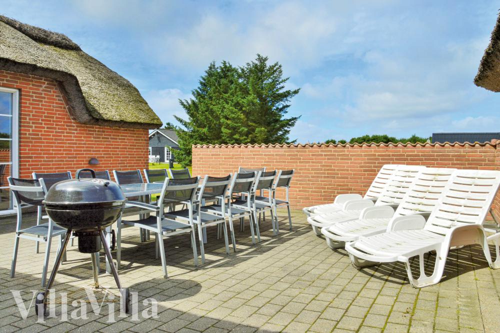 Luksushus nr. 989 har en dejlig terrasse med gode havemøbler til 16 personer.