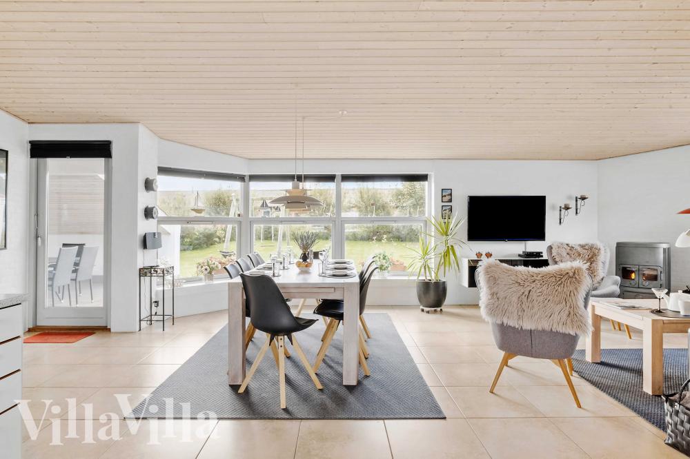 Der er mulighed for hygge i sommerhusets sofaarrangement, når I besøger luksushus nr. 990