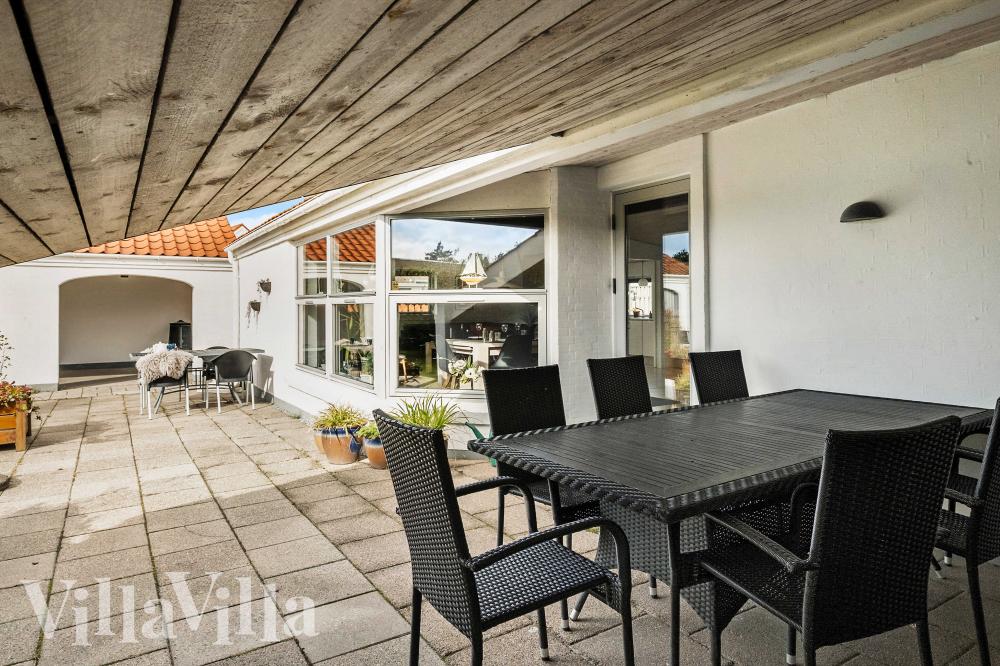 Nyd en grillaften på terrassen i luksushus nr. 990 i Nordjylland