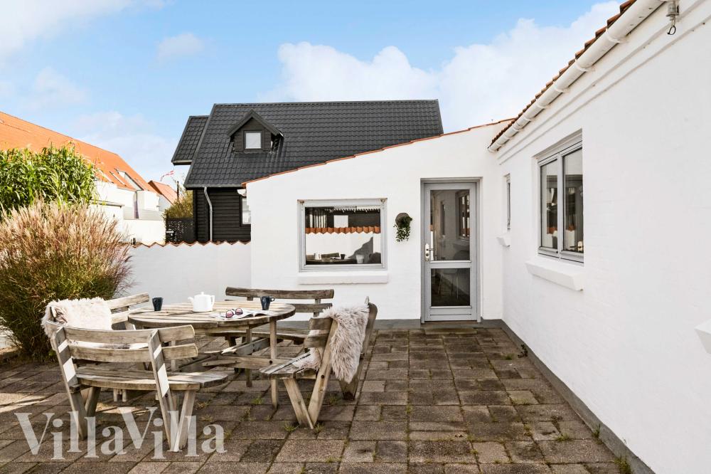 På terrassen i sommerhus nr. 990 er der plads til 8 personer.